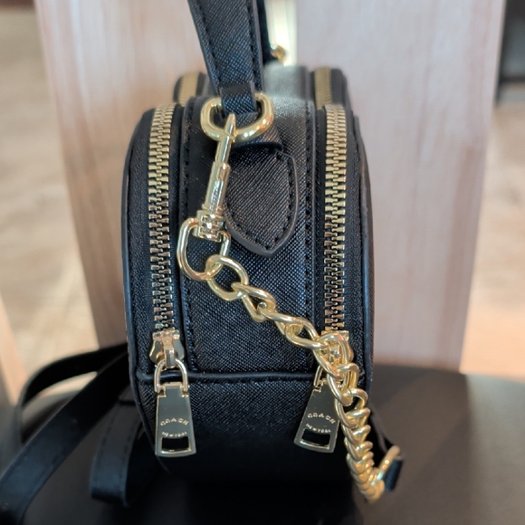 Coach (CE652) Heart-Shaped Crossbody Black Pebbled Leather Gold Tone Hardware - Picture 6 of 8